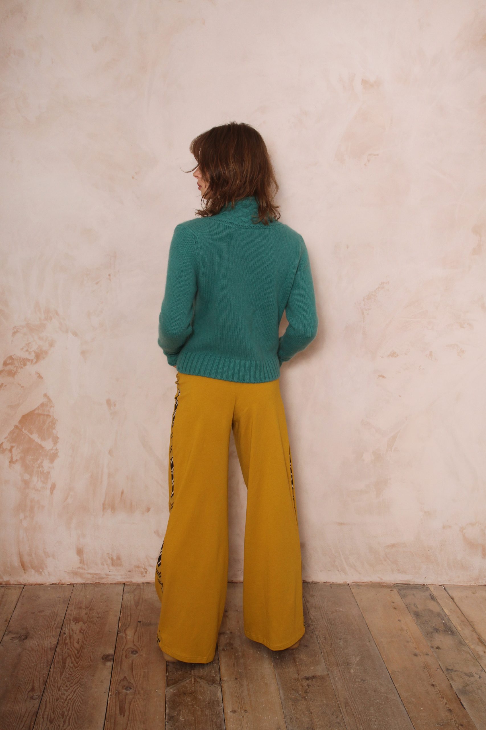 CHUNKY CABLE KNIT V NECK JUMPER PURE LAMBSWOOL PREORDER - Image 6